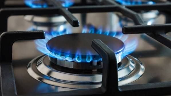 Quemador de estufa a gas encendido